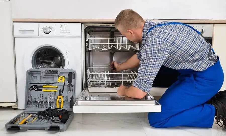 Kartepe Miele servisi teknisyen ekibi beyaz eşya tamiri yaparken